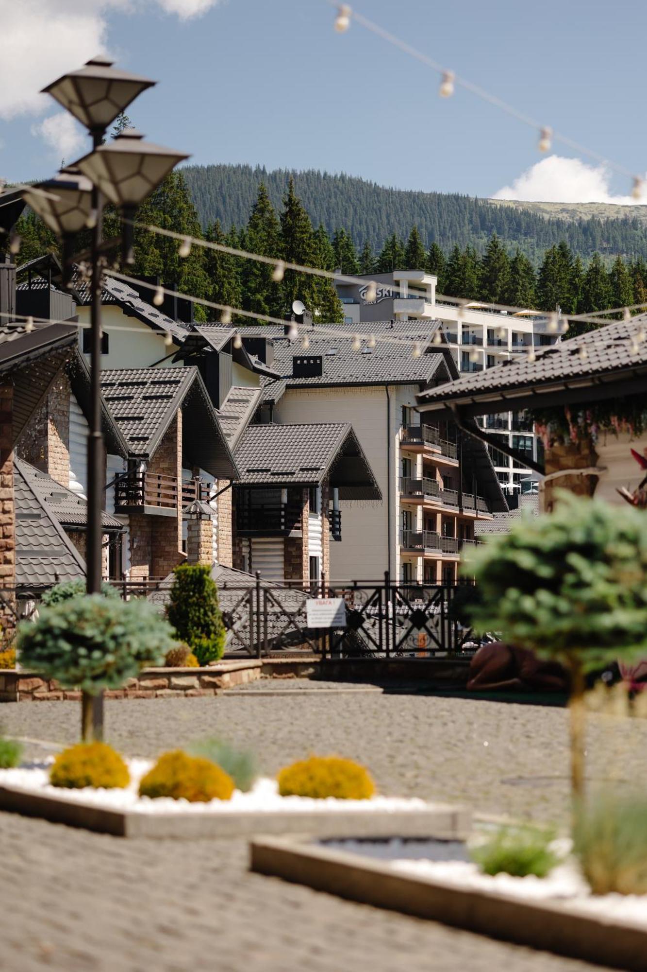 Westhills Cottage Town & Spa Bukovel Exterior photo